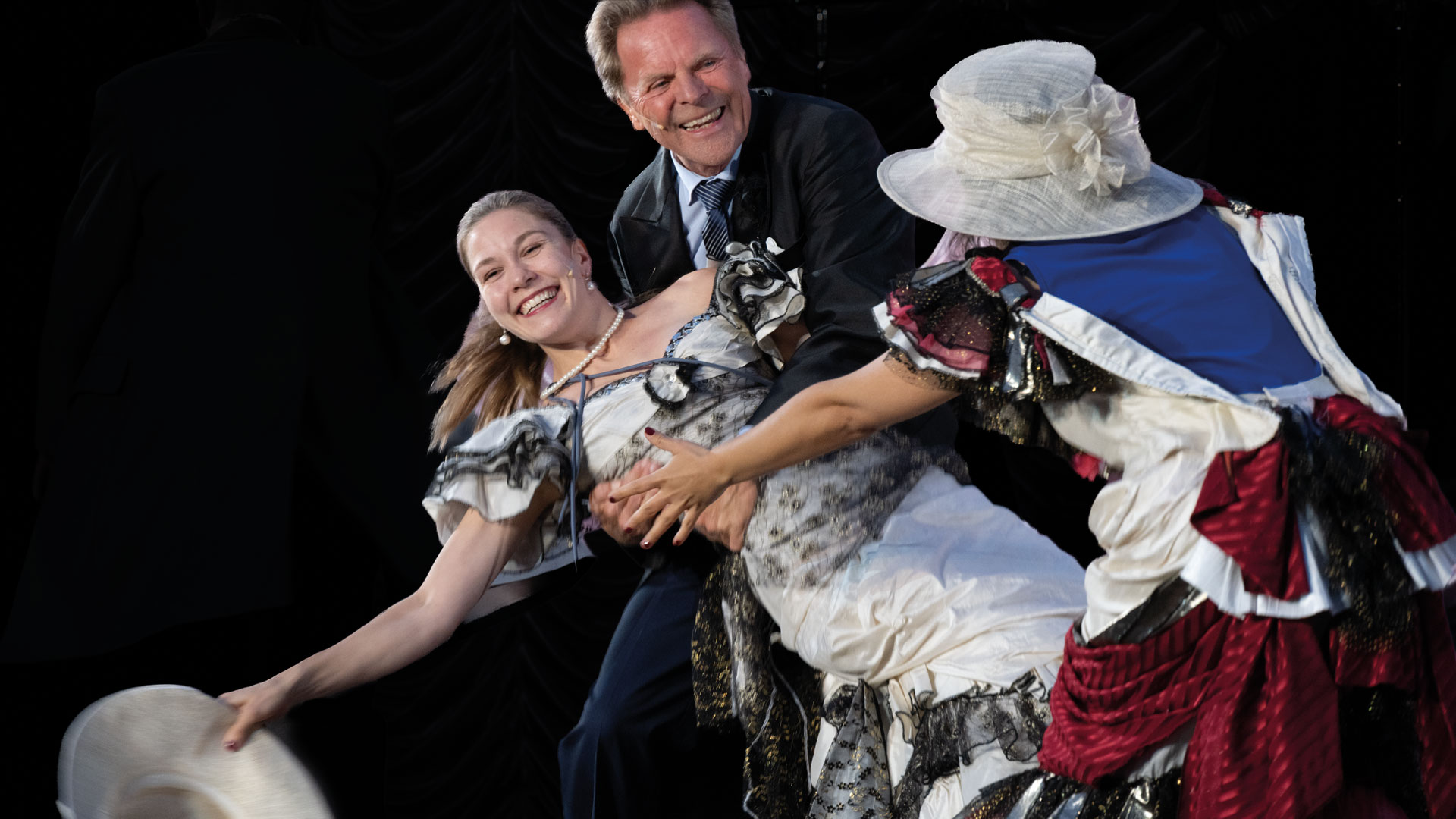 Meraner-Festspiele-2026-Das-Schweigen-der-Stadt-von-Luis-Zagler_Foto-Stephan-Pircher@MFS_Z71-2106 Meraner-Festspiele-2026-Das-Schweigen-der-Stadt-von-Luis-Zagler_Foto-Stephan-Pircher@MFS_Z71-2106
